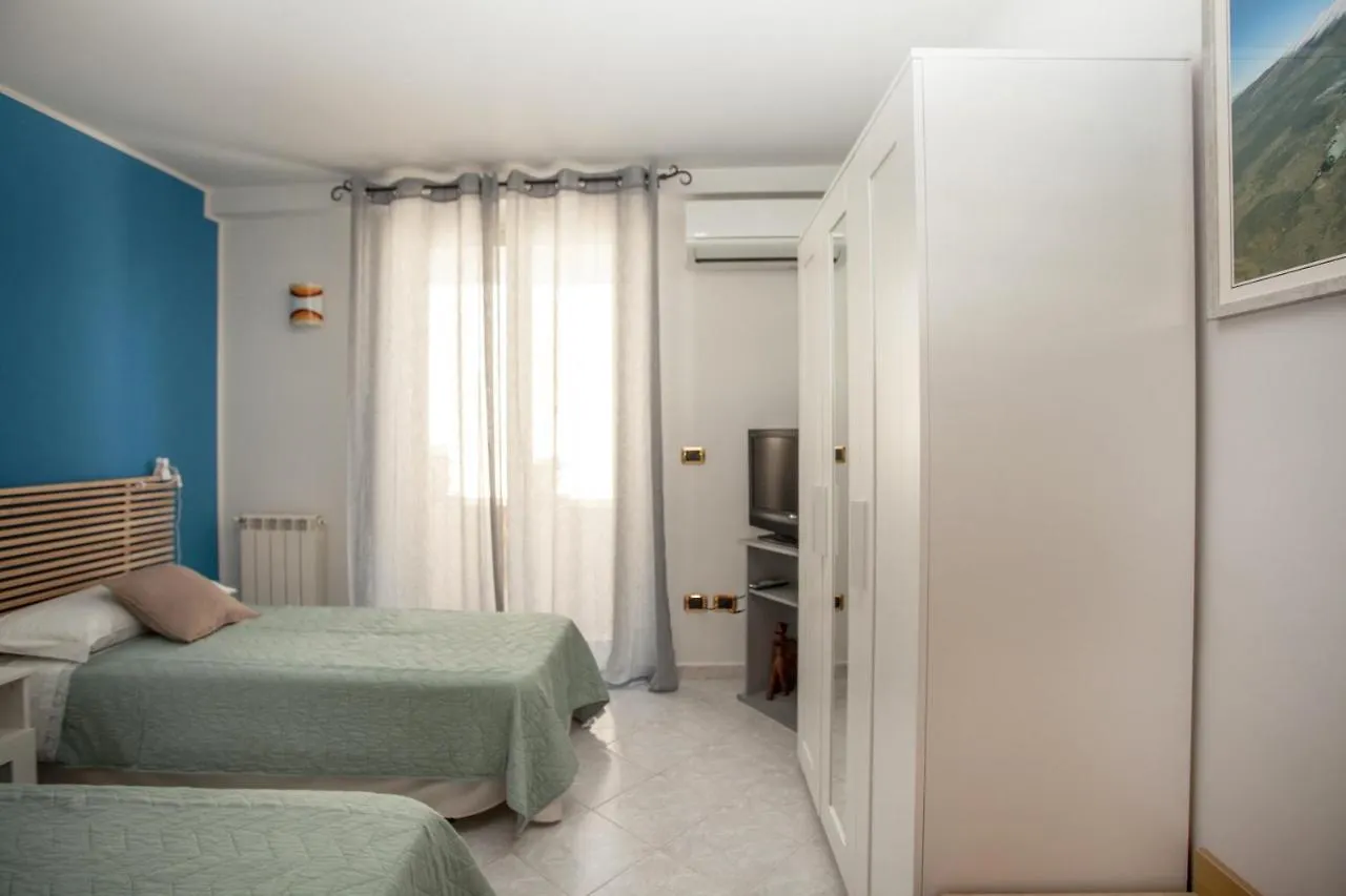 Albert House تاورمينا 0*,
